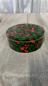 lot 3006 image: Festive Voice Cookie Tin Holly Berry Design 693991