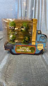 lot 3008 image: Awesome Little Green Men Green Army Series 2 Battle Game Set with 4 Soldiers