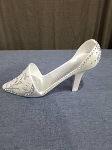 lot 151 image: White High Heel Shoe Wine Bottle Holder