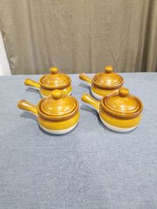 lot 160 image: Set of Covered French Onion Soup Crocks Bean Chili Glazed Ceramic 3-tone Brown