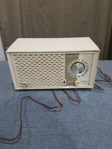 lot 166 image: Zenith H723 FM Plastic Tube Table Radio AMFM Beige
