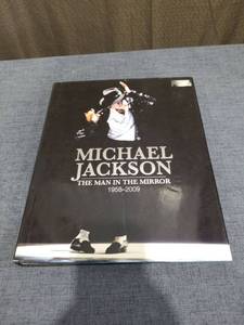 lot 181 image: MICHAEL JACKSON THE MAN IN THE MIRROR 1958-2009 BOOK