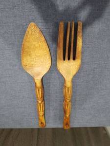 lot 186 image: VINTAGE CRAVED WOODEN SPOON AND FORK WALL DECOR