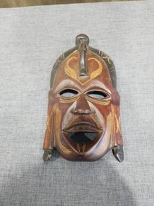 lot 188 image: HAND CRAVED WOODEN TRIBAL MASK