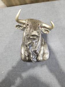 lot 192 image: PLASTIC BULLS HEAD WALL DECOR