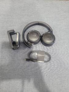 lot 199 image: JBL Wireless On-Ear Headphones with Charging Cable