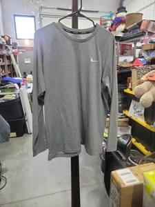lot 229 image: Nike Swim DRI-FIT Long Sleeve Shirt XL