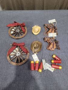 lot 291 image: LOT OF RANDOM COUNTRY CHRISTMAS ORNAMENTS