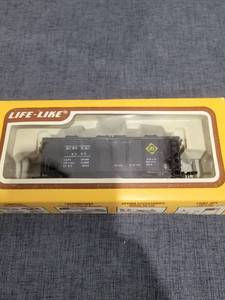 lot 298 image: Life-Like Erie 40 65 Hopper Car Model Train