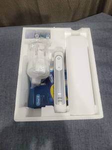 lot 303 image: Oral-B Genius Rechargeable Toothbrush - White