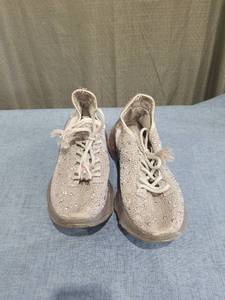 lot 364 image: Very G Hella Sneakers Size 9
