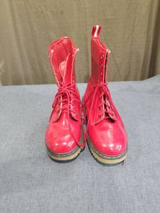 lot 366 image: A PAIR OF RED ANKLE BOOTS SIZE 7.5