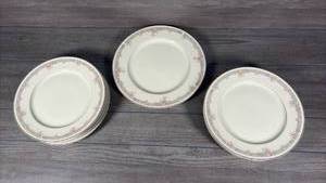 lot 107 image: &nbspSango Dinner Plates with Floral Rim Border