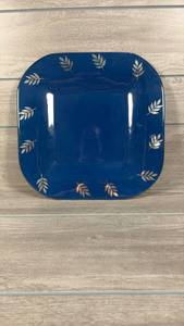 lot 109 image: Bath & Body Works Holiday Edition 1999 Square Plate 10 inch