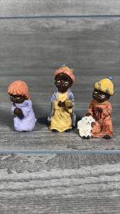 lot 112 image: Set of 3 Figurines nativity
