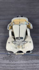 lot 135 image: 500 K Die-Cast Roadster Model Car Cream White Convertible-1936 scale 118