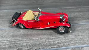 lot 136 image: Die-cast Roadster Model 1935 Mercedes 500K Red Convertible with Cream Interior