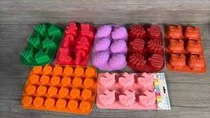 lot 191 image: Cupcake molds