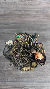 lot 310 image: Lot of Fashion Jewelry and Accessories