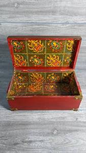 lot 324 image: Decorative Box