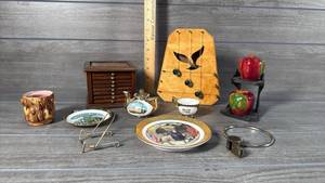 lot 329 image: Decorative Collectibles Lot