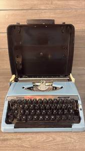 lot 376 image: Brother Charger 11 Portable Typewriter with Carrying Case