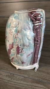 lot 424 image: Comforter &amp Bedding Set with Decorative Pattern-unsure of size
