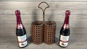 lot 477 image: Meiers Sparkling Pink Catawba 2 Bottle Carrier with Bottles