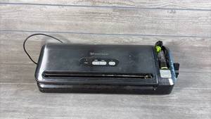 lot 511 image: FoodSaver Vacuum Sealing System with Bags and Accessories