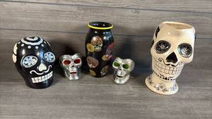 lot 513 image: Skull Figurine and Vase Lot