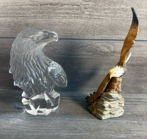 lot 526 image: Eagle Head Figurine and Flying Eagle Sculpture Lot of 2