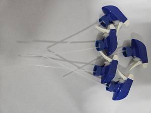 lot 932 image: Spray Bottle Trigger Heads Blue and White 5-Pack