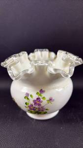 lot 80 image: Vintage Fenton Ruffled Bowl Hand Painted