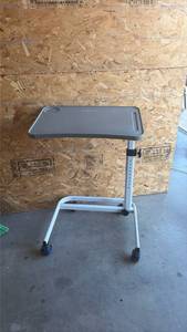 lot 117 image: Oasis Space Mobile Laptop Desk Cart with Casters