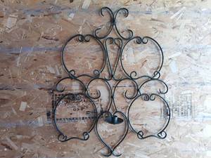 lot 134 image: Decorative Wall-Mount Metal Plate Rack 4-Plate Holder