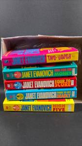 lot 169 image: Janet Evanovich 5) Paperbacks
