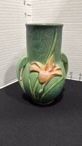 lot 1001 image: Roseville vase Zephyr Lily no chips