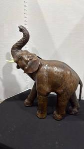 lot 1029 image: Decorative elephant 23x20x10