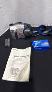 lot 1035 image: Sony FD Mavica MVC-FD92 digital still camera with a silver body and case
