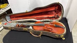 lot 1047 image: Vintage violin needs restrings with case