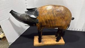 lot 1051 image: Wood and metal pig 12x16