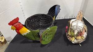 lot 1054 image: Wire rooster basket 9x15 and wire duck decor