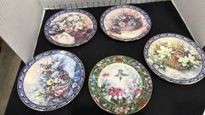 lot 1063 image: Collectible decorative plates