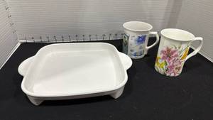 lot 1066 image: Corning microwave browning plate and 2 coffee cups