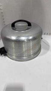 lot 1071 image: Vintage aluminum cake carrier
