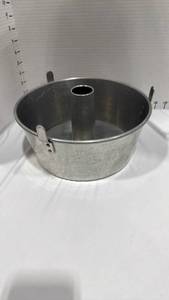 lot 1073 image: Mirro two-piece aluminum angel food cake