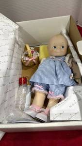 lot 1098 image: Kewpie porcelain collector doll in original box