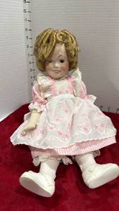 lot 1101 image: Shirley Temple porcelain doll