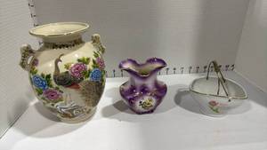lot 1111 image: Vases and trinket basket