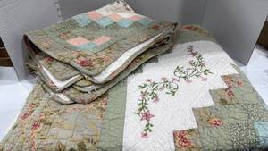 lot 1153 image: Full size quilt and 2 shams